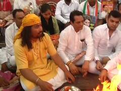 Election Results 2019: नतीजों से पहले कांग्रेस मुख्यालय के बाहर कार्यकर्ता कर रहे हैं हवन, देखिए