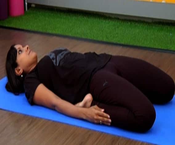 Yoga | दोन मिनिटात योग | सुप्त वज्रासनाचे शरीराला अनेक फायदे | योग माझा | ABP Majha