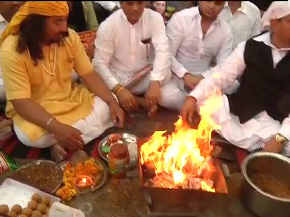 લોકસભા ચૂંટણીના પરિણામ પહેલા દિલ્લી કોંગ્રેસ કાર્યાલય બહાર યજ્ઞ, જુઓ વીડિયો