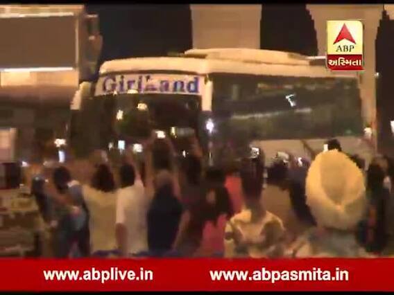 વર્લ્ડકપ રમવા જતી કોહલી એન્ડ કંપનીને ક્રિકેટ ચાહકોએ મુંબઇમાં આપી વિદાય, જુઓ વીડિયો 