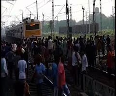 ভাটপাড়া উপ নির্বাচনে রাজনৈতিক সংঘর্ষের প্রতিবাদে কাঁকিনাড়া স্টেশনে রেল অবরোধ, ভোগান্তির শিকার যাত্রীরা
