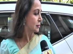 संसदीय दल की बैठक में शामिल होने के लिए संसद पहुंची हेमा मालिनी, मथुरा से मिली है जीत