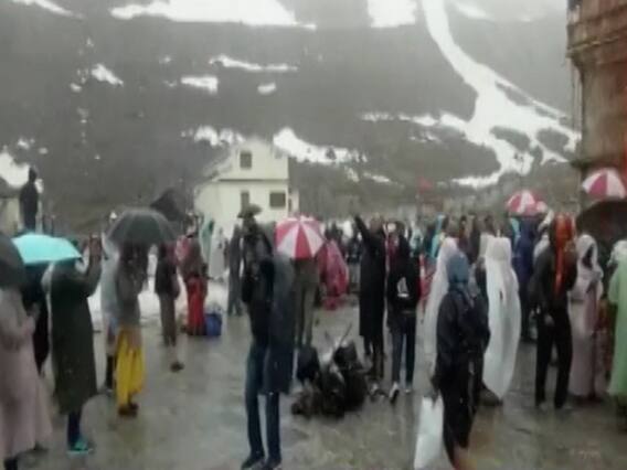केदारनाथ में भारी बर्फबारी के बावजूद दर्शन के लिए लगी श्रद्धालुओं की लंबी लाइन