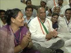 Sadhvi-Digvijaya supporters choose Antakshri as a way to pass time while keeping a vigil on EVMs