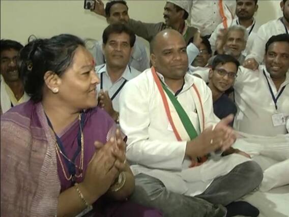 Sadhvi-Digvijaya supporters choose Antakshri as a way to pass time while keeping a vigil on EVMs