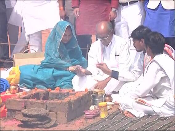 Apna Apna Hindutva: Digvijaya Singh Vs Sadhvi Pragya in Bhopal