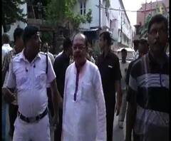 বাড়ির পাশে বুথে গিয়ে ভোট দিলেন প্রাক্তন মেয়র শোভন চট্টোপাধ্যায়