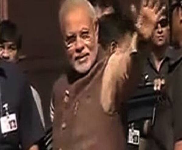 ২০-২০: ক্ষমতা থাকলে কংগ্রেস রাজীব গাঁধীর নামে ভোটে লড়ে দেখাক, চাইবাসায় প্রচারে গিয়ে কংগ্রেসকে চ্যালেঞ্জ মোদির, পাল্টা কংগ্রেস নেতা রাজীব শুক্ল Lok Sabha Election 2019 - 20-20 - Modi again sharpen attack on Rajeev Gandhi issue, Cong hits back ২০-২০: ক্ষমতা থাকলে কংগ্রেস রাজীব গাঁধীর নামে ভোটে লড়ে দেখাক, চাইবাসায় প্রচারে গিয়ে কংগ্রেসকে চ্যালেঞ্জ মোদির, পাল্টা কংগ্রেস নেতা রাজীব শুক্ল