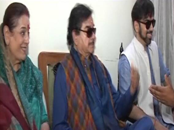Shatrughan Sinha casts his vote in Patna along with his family