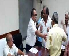 কাউন্সিলর-পুর প্রধানের বচসা, কাটোয়া পুরসভার বোর্ড মিটিংয়ে ছোড়া হল কাচের গ্লাস, বোতল