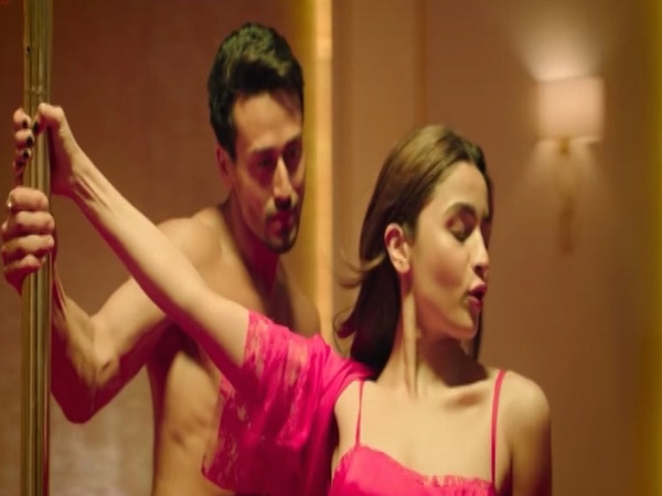 Alia bhatt hook up hotsell song dress