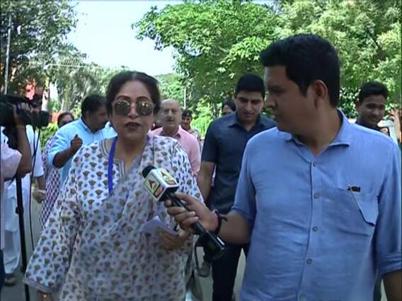 चंडीगढ़: बीजेपी उम्मीदवार किरन खेर ने किया जीत का दावा, कांग्रेस के पवन कुमार बंसल से है मुकाबला