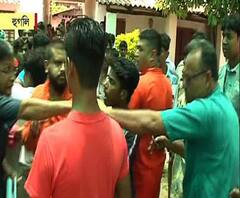 শ্রীরামপুর লোকসভা কেন্দ্রের অন্তর্গত কোতুলপুর তীর্থময়ী প্রাথমিক বিদ্যালয়ে ২১৫ নম্বর বুথে বিজেপি প্রার্থীর সঙ্গে তৃণমূল কর্মীদের হাতাহাতি