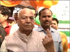 बिहार के राज्यपाल लालजी टंडन ने डाला वोट, लोगों से भी की अपील 