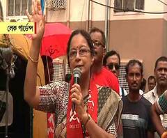  লেক গার্ডেন্স এলাকায় হুড খোলা গাড়িতে চড়ে প্রচার কলকাতা দক্ষিণ লোকসভা কেন্দ্রের সিপিএম প্রার্থী নন্দিনী মুখোপাধ্যায়ের