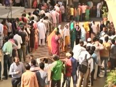 रांची: सेंट फ्रांसिस स्कूल में वोटिंग के लिए लगी लंबी लाइन, पूर्व सीएम हेमंत सोरेन भी यहीं करेंगे मतदान