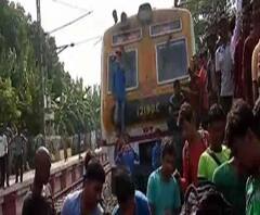 প্রতিবন্ধী যুবকের জেল হেফাজতে মৃত্যুকে কেন্দ্র করে রণক্ষেত্র শিয়ালদা-হাসনাবাদ শাখার লেবুতলা হল্ট স্টেশন, রেল লাইনে আগুন জ্বালিয়ে অবরোধ