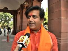 गोरखपुर से सांसद चुने जाने पर संसदीय दल की बैठक में शामिल होने के लिए संसद पहुंचे रवि किशन, देखिए