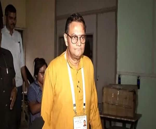 Lok Sabha Election 2019: Kaar Dokhole Delhi - BJP candidate Kolkata South seat Chandra Bose demands re-poll citing 'counting error', EC says 'typo' ভোটদানের চেয়ে বেশি ভোটের গণনা! দক্ষিণ কলকাতা কেন্দ্রে পুনর্নির্বাচনের দাবি বিজেপি প্রার্থীর, টাইপের ভুল, জানাল কমিশন