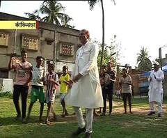 ভোটপর্বের মধ্যেই ভাটপাড়ায় ক্রিকেট খেললেন দীনেশ ত্রিবেদী, গাড়িতে ওঠার সময় উঠল জয় শ্রীরাম ধ্বনি