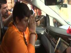 भोपाल में वोटिंग से पहले बीजेपी प्रत्याशी साध्वी प्रज्ञा ने की पूजा, दिग्विजय सिंह से है मुकाबला