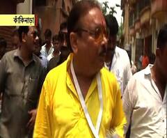 কাঁকিনাড়া হাইস্কুলের বুথে ঢুকতে গেলে তৃণমূল প্রার্থী মদন মিত্রকে বাধা, কেন্দ্রীয় বাহিনীর লাঠিচার্জ, জখম এক পুলিশ কর্মী-সহ ২