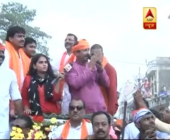 चुनाव प्रचार के आखिरी दिन मनोज तिवारी ने निकाला रोड शो, गाना गा कर मांगा लोगों से वोट