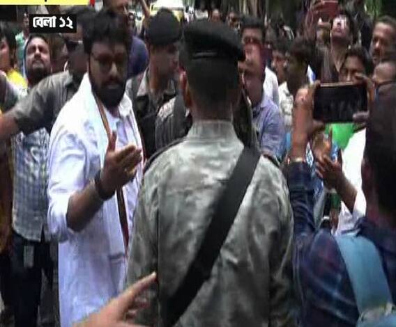  বিধান সরণিতে বুথের বাইরে বাবুল সুপ্রিয়কে ঘিরে বিক্ষোভ, গো ব্যাক স্লোগান