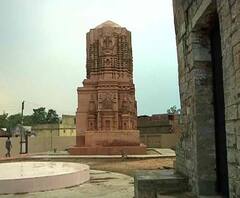 শুকনো লাল মাটি আর জঙ্গলে ঘেরা পুরুলিয়া একদা মানভূম রাজাদের কর্মভূমি ছিল। ভোটের আগে পুরুলিয়ার হাওয়ায় ভাসছে কোন জল্পনা? ঘুরে দেখল এবিপি আনন্দ