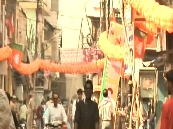 वाराणसी: पीएम मोदी के स्वागत की भव्य तैयारी, रास्तों को भगवा गुब्बारों से सजाया गया