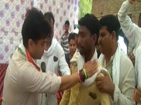 Watch: Agitated farmer seeks loan waiver in Scindia's rally