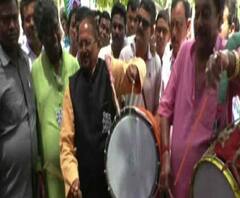 প্রচারে বেরিয়ে নিজেই ঢাক বাজালেন বাঁকুড়া লোকসভা কেন্দ্রের তৃণমূল প্রার্থী সুব্রত মুখোপাধ্যায়