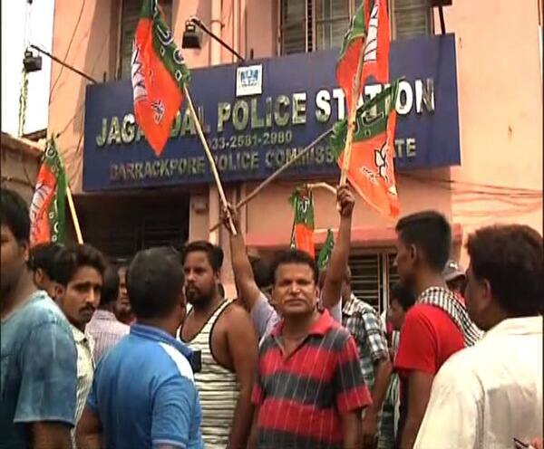 Lok Sabha Election 2019: Kaar Dokhole Delhi: clash in Bhatpara, BJP gherao Jagaddal thana ভাটপাড়ায় রাজনৈতিক সংঘর্ষের পর দফায় দফায় বিক্ষোভ স্থানীয়দের, জগদ্দল থানা ঘেরাও বিজেপির