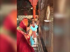 बनारस: काल भैरव के दर्शन करते वक्त मीडिया पर भड़कीं प्रियंका गांधी, कहा- कुछ तो लिहाज करिए