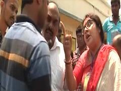 बीजेपी उम्मीदवार लॉकेट चटर्जी की गुंडागर्दी ! पोलिंग बूथ से मतदान कराने वाले अधिकारी को निकाला