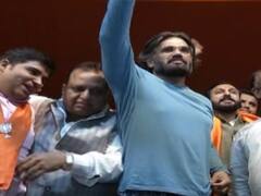 बॉलीवुड के अन्ना सुनील शेट्टी ने किया मनोज तिवारी के लिए प्रचार, फिल्मी स्टाइल में मांगे वोट