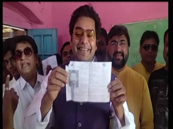 Narsinghpur: Actor Ashutosh Rana casts his vote Gadarwara