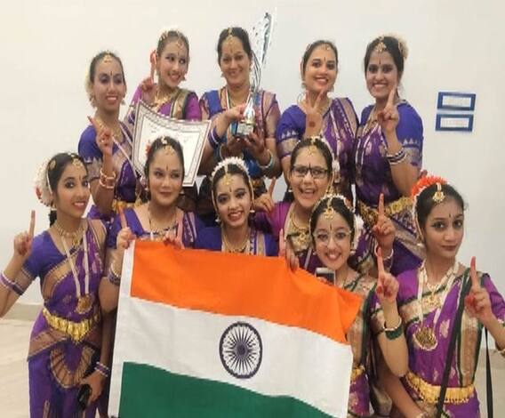 World Folk Dance | जागतिक लोककला स्पर्धेत जगभरातील 21 संघांना माग सारत नाशिकच्या मुलींची बाजी | इटली | ABP Majha 