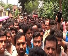 ঝড়ে গাছ পড়ে যুবকের মৃত্যু, প্রতিবাদে পথ অবরোধ বিক্ষোভ স্থানীয়দের, ভোগান্তি পথযাত্রীদের 