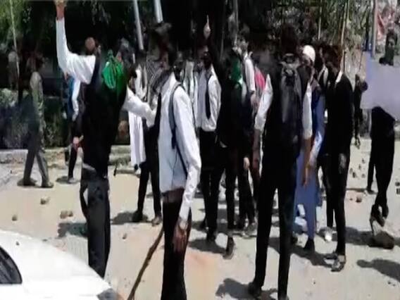 जम्मू कश्मीर: 3 साल की बच्ची से दुष्कर्म पर घाटी में बढ़ रहा है तनाव, जगह-जगह हो रहे हैं विरोध प्रदर्शन