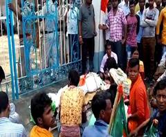 কেতুগ্রামে বিজেপি কর্মী খুনের প্রতিবাদ, অভিযুক্তদের গ্রেফতারের দাবিতে মৃতদেহ নিয়ে থানায় বিক্ষোভ বিজেপির