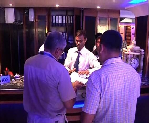 ভোটের আগের দিন কলকাতার বিভিন্ন জায়গায় তৎপর পুলিশ, তৈরি নাকা পয়েন্ট, গাড়ি থামিয়ে তল্লাশি, হানা হোটেল ও গেস্ট হাউসেও