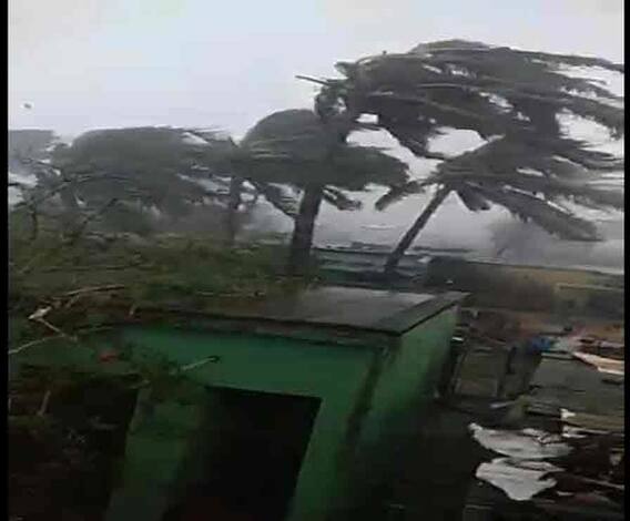 পুরীতে ঘণ্টায় প্রায় দুশো কিলোমিটার বেগে চলছে ঘূর্ণিঝড়, ঝড়ের তাণ্ডবে উড়ল জলের ট্যাঙ্ক, ভাঙছে শেড, বাড়ির চাঙড়, সমুদ্রে প্রবল জলোচ্ছ্বাস