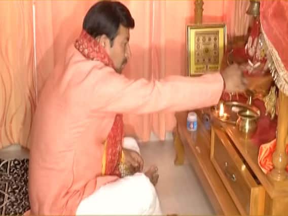BJP candidate Manoj Tiwari does puja at his residence before casting his vote