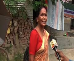 যাদবপুর লোকসভা কেন্দ্রের অন্তর্গত শহীদ স্মৃতি প্রাথমিক বিদ্যালয়ে নিজে ভোট দিতে না পারার অভিযোগ এক মহিলার