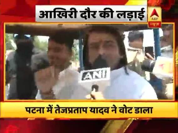 पटना में ई-रिक्शा से वोट डालने पहुंचे तेज प्रताप यादव, इन पर लगाया हत्या की कोशिश का आरोप 
