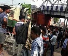 রাজনৈতিক সংঘর্ষের জের, কাঁকিনাড়া ও জগদ্দল স্টেশনের মাঝে আজও রেল অবরোধ