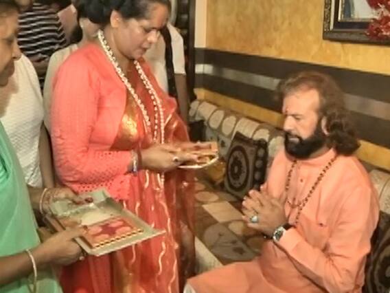 Hans Raj Hans offers prayers, says 'the feeling is good'