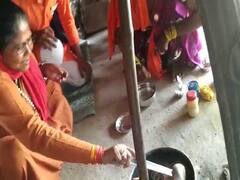 चुनाव के अजब-गजब रंग, फतेहपुर में साध्वी निरंजन ज्योति ने अपने हाथ से पकाया भोजन