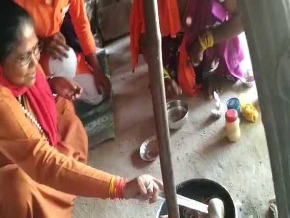 चुनाव के अजब-गजब रंग, फतेहपुर में साध्वी निरंजन ज्योति ने अपने हाथ से पकाया भोजन